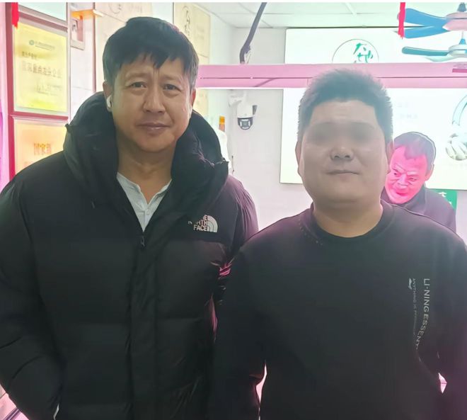 无人识定居上海生活低调这辈子不懂炫耀九游会J9入口张国强拎无纺布袋买菜(图2)