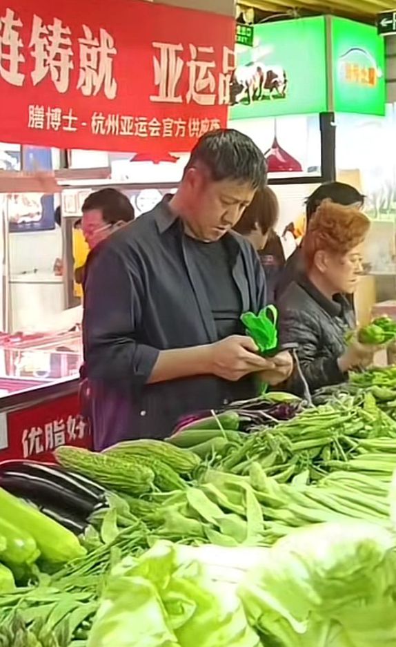 无人识定居上海生活低调这辈子不懂炫耀九游会J9入口张国强拎无纺布袋买菜(图1)